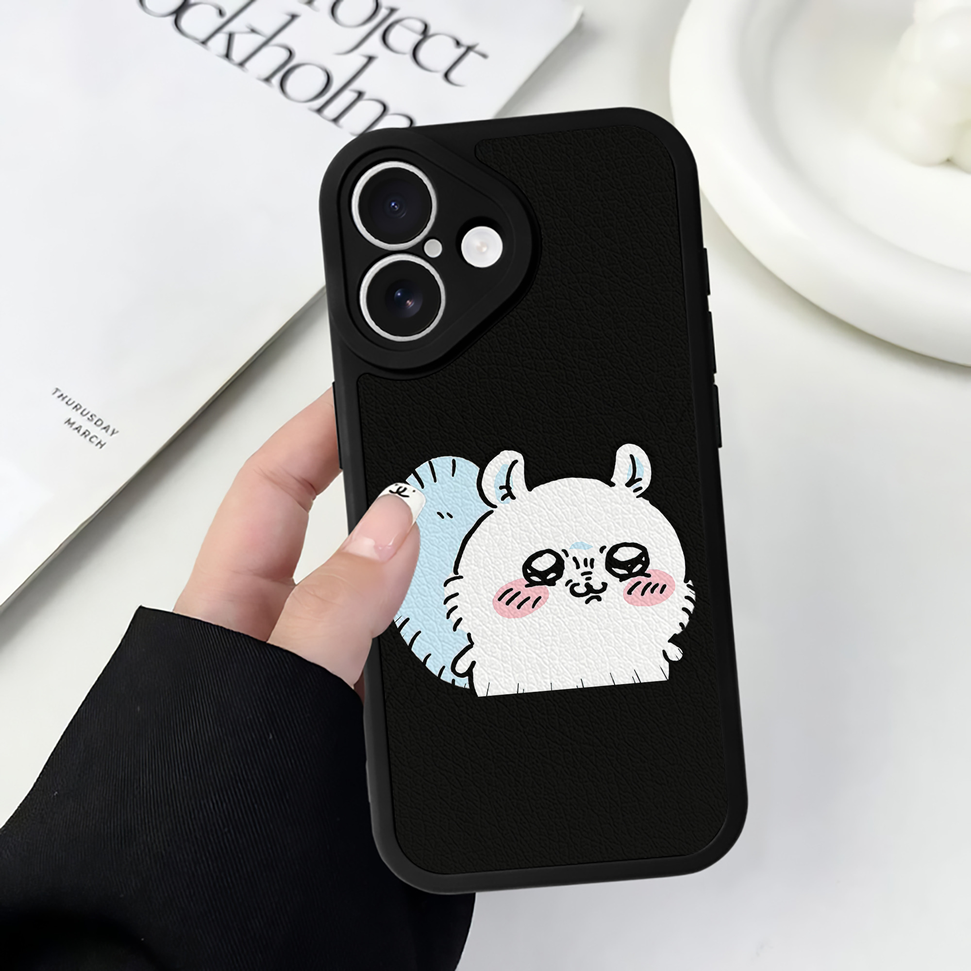 （画像用） ちいかわ モモンガ Chii-kawa Momonga 【iPhone 16シリーズ対応】シリコンスマホケース（レザー調） 材質：シリコン